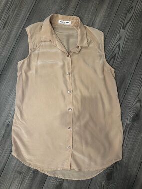 Everlane Sleeveless Button-Down Blouse in Light Beige